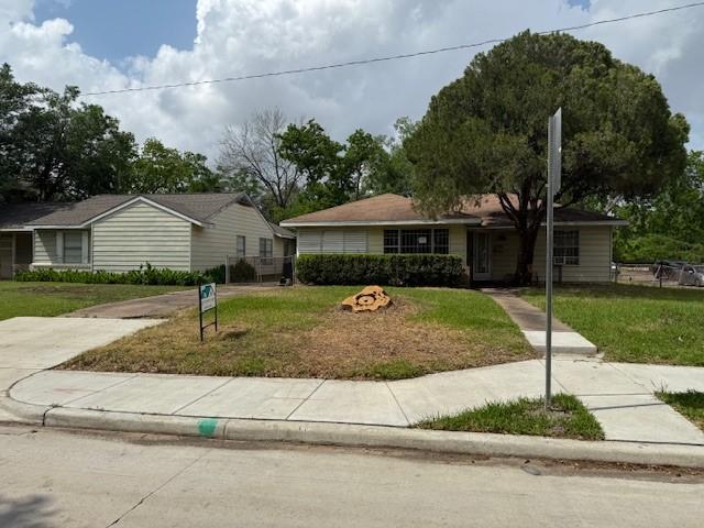 single story home with a front lawn