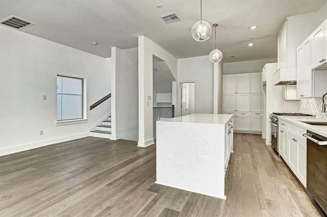 1217 Edwards St, Houston, TX 77007 - kitchen featuring a sink, wood finished floors, a center island, stainless steel appliances, and recessed lighting
