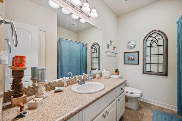 full bathroom with a shower with shower curtain, vanity, toilet, and baseboards