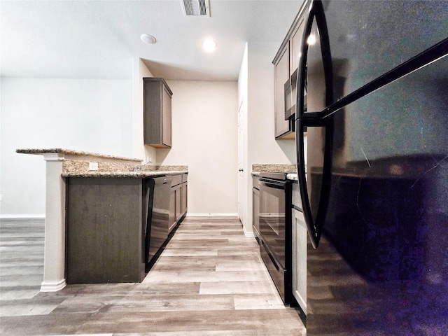 kitchen with recessed lighting, visible vents, light wood-style floors, baseboards, and black appliances