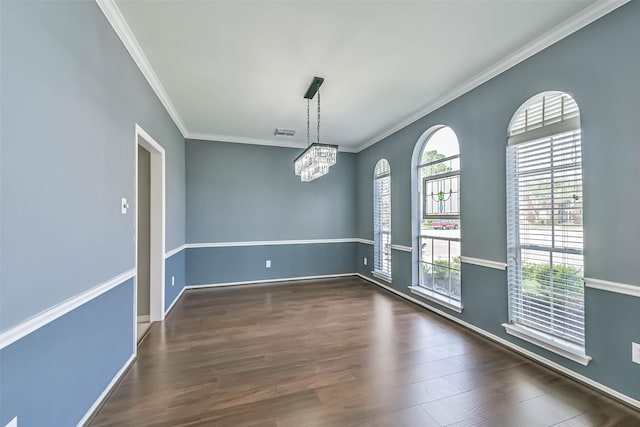 empty room with dark wood finished floors, baseboards, visible vents, a chandelier, and ornamental molding