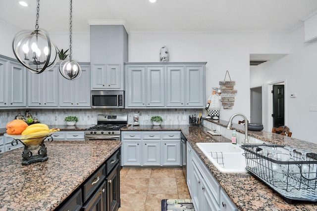 kitchen featuring an inviting chandelier, a sink, crown molding, decorative backsplash, and appliances with stainless steel finishes