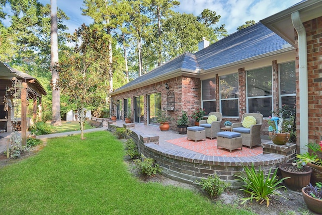 view of yard featuring a patio area