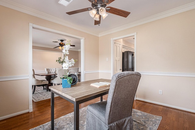 dining area featuring crown molding, wood finished floors, ceiling fan, baseboards, and visible vents