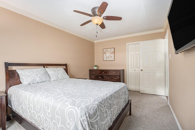 bedroom with baseboards, a closet, ceiling fan, carpet floors, and ornamental molding
