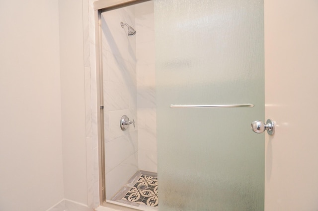 full bathroom featuring a stall shower