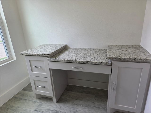 2140 De Soto St, Houston, TX 77091 - interior details featuring baseboards and built in desk
