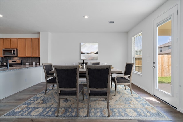dining room with baseboards, visible vents, recessed lighting, and dark wood-style flooring