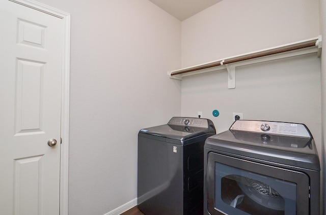 24430 Vittorio Wood Ln, Katy, TX 77493 - laundry area with washer and clothes dryer and baseboards