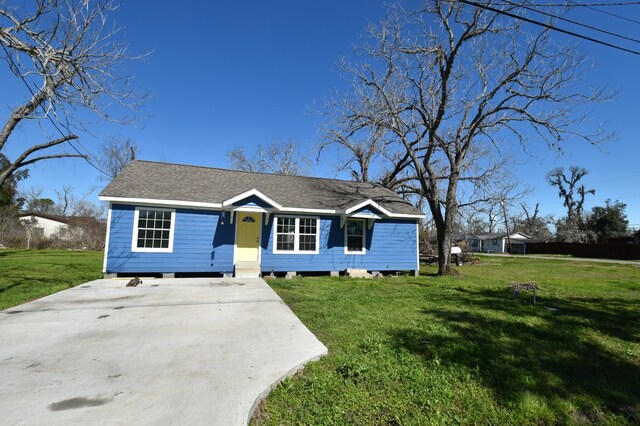504 Cedar St, Sweeny, TX 77480 - view of front of property featuring driveway, roof with shingles, and a front lawn