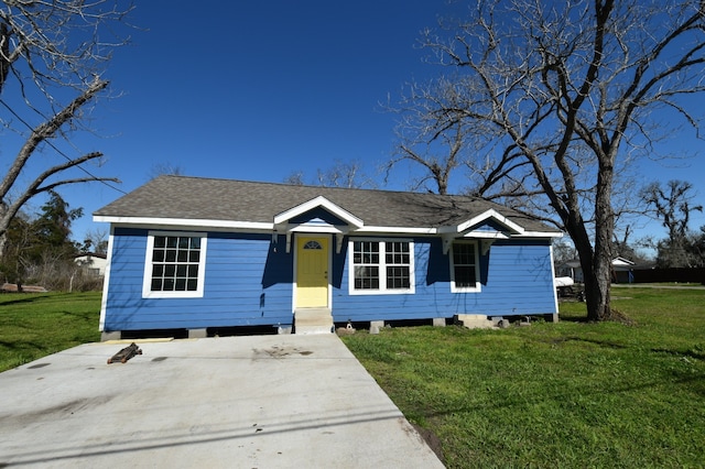 504 Cedar St, Sweeny, TX 77480 - view of front of property with roof with shingles and a front yard