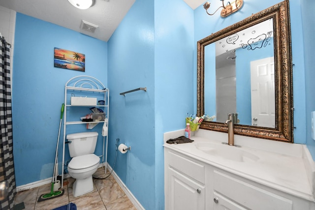 full bath featuring vanity, baseboards, toilet, a shower with shower curtain, and visible vents