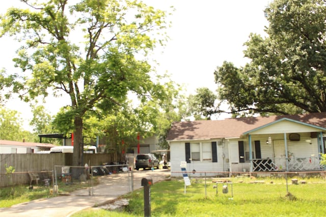 2014 Kowis St, Houston, TX 77093 - ranch-style house featuring covered porch, a front lawn, and a fenced front yard