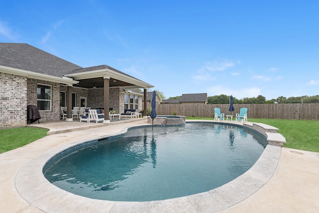 view of swimming pool featuring ceiling fan, a pool with connected hot tub, a fenced backyard, and a patio area