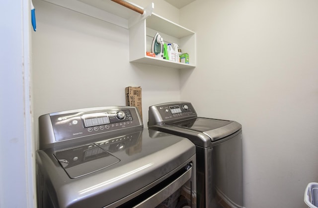 14418 Birch Knoll Ln, Houston, TX 77047 - laundry room featuring separate washer and dryer