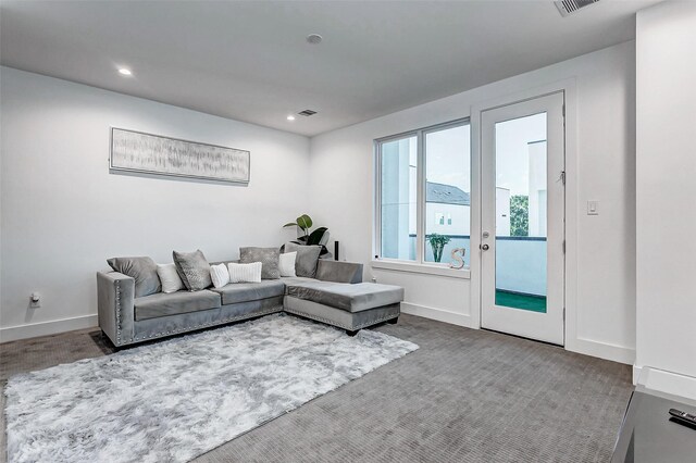 living room with baseboards, visible vents, recessed lighting, and carpet flooring