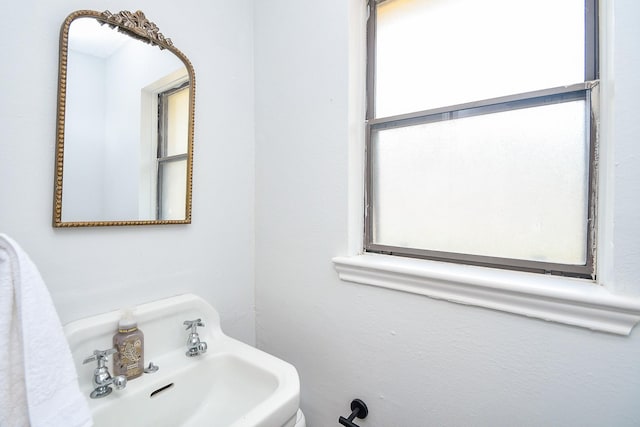 bathroom featuring a sink