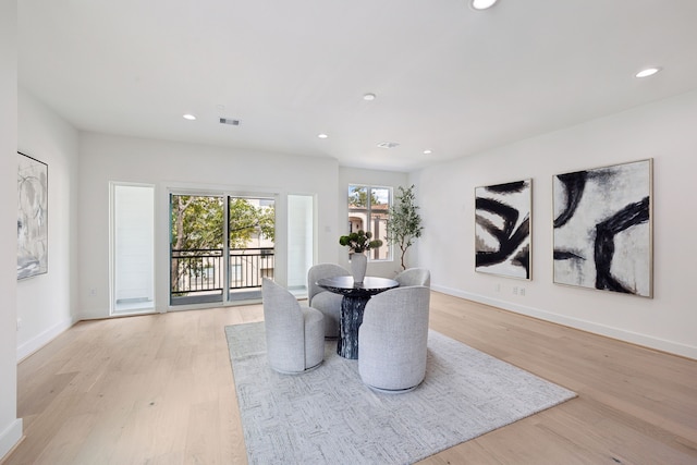 dining room featuring baseboards, recessed lighting, visible vents, and light wood-style flooring
