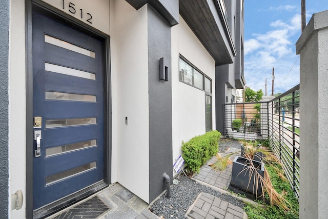 1512 Malone St, Houston, TX 77007 - property entrance featuring stucco siding and a balcony