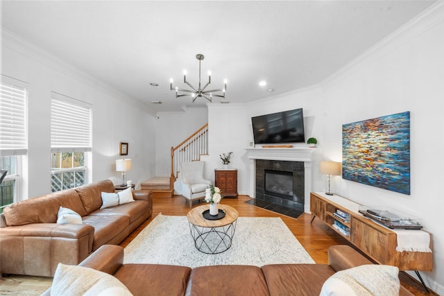 living room featuring crown molding, an inviting chandelier, recessed lighting, and wood finished floors