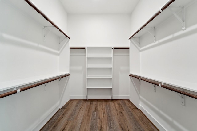 2520 Ohsfeldt St, Houston, TX 77008 - spacious closet with dark wood-style floors
