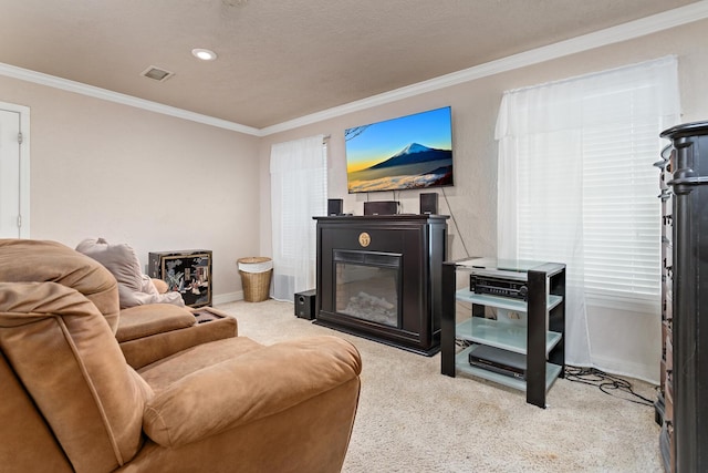 living area with carpet, baseboards, ornamental molding, visible vents, and recessed lighting