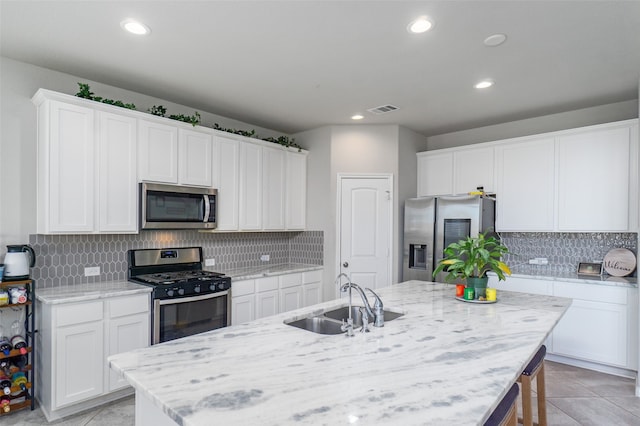 kitchen featuring stainless steel appliances, a sink, tasteful backsplash, visible vents, and recessed lighting