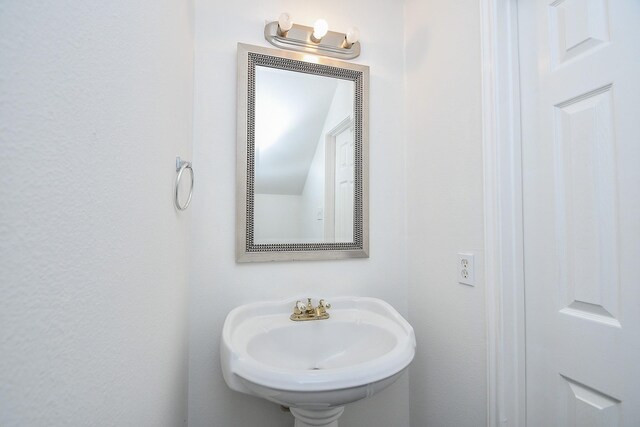 bathroom featuring a sink