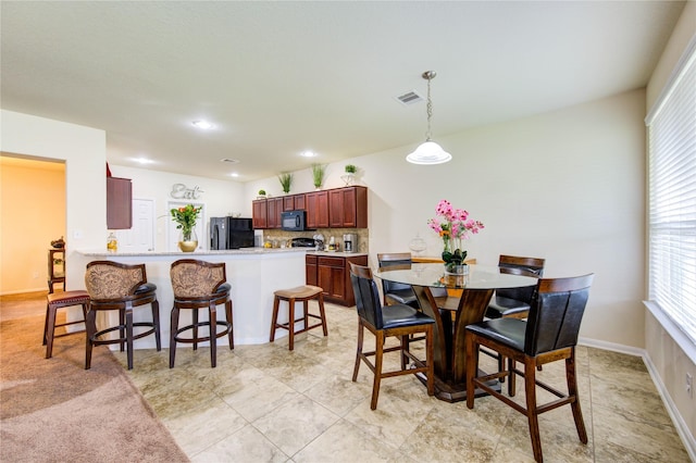 dining space featuring recessed lighting, visible vents, and baseboards