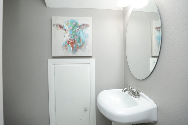 10654 Mayfield Rd, Houston, TX 77043 - bathroom featuring a sink