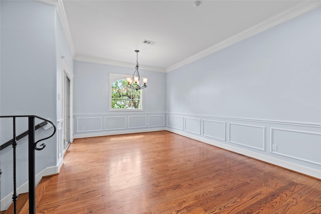 unfurnished room with light wood-style flooring, visible vents, crown molding, and a notable chandelier