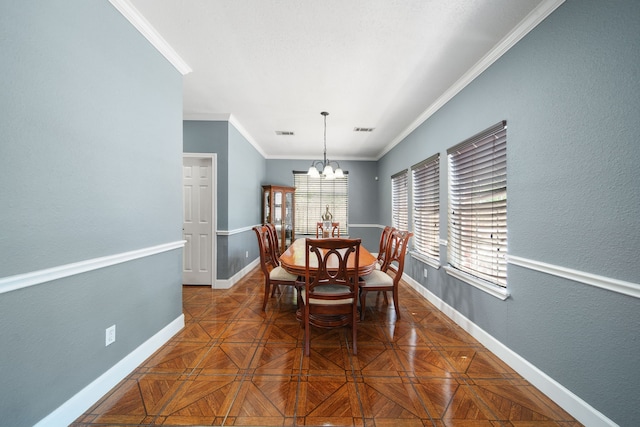 dining area with visible vents, baseboards, an inviting chandelier, and ornamental molding