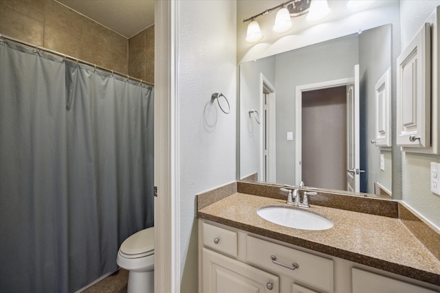 full bath featuring toilet, vanity, and a shower with curtain