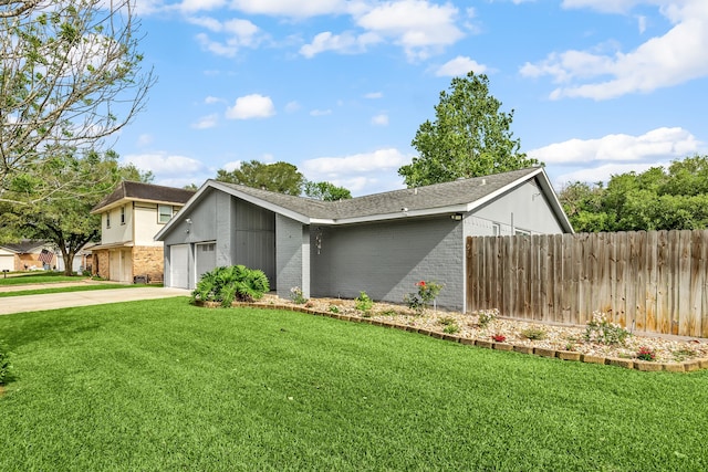 view of front facade featuring brick siding, fence, driveway, and a front yard