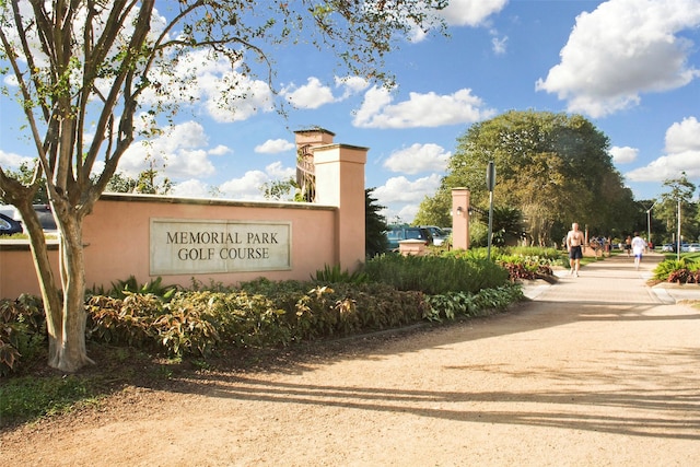 5021 Augusta St, Houston, TX 77007 - view of community sign