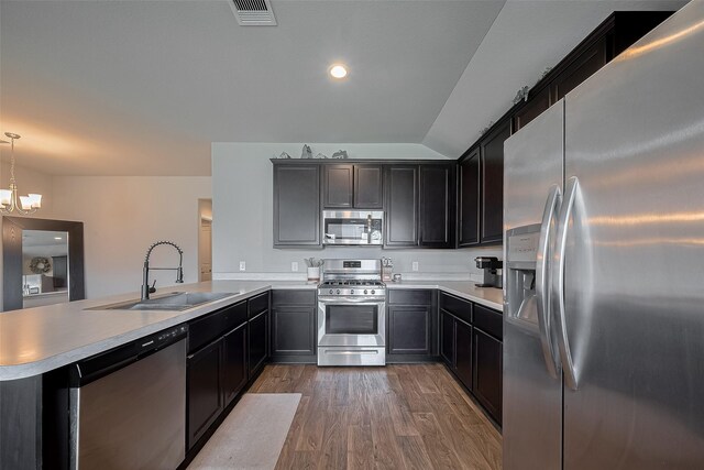515 Green Clover Ln, Rosharon, TX 77583 - kitchen with stainless steel appliances, a peninsula, a sink, visible vents, and wood finished floors