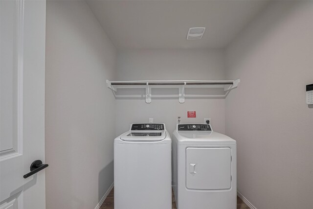 515 Green Clover Ln, Rosharon, TX 77583 - clothes washing area featuring washing machine and clothes dryer, wood finished floors, baseboards, and laundry area