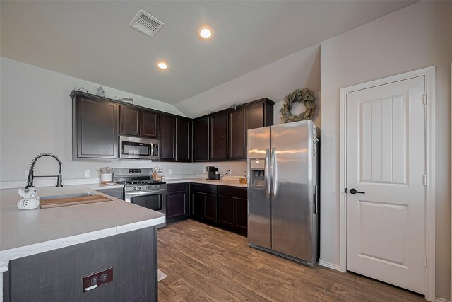 515 Green Clover Ln, Rosharon, TX 77583 - kitchen with stainless steel appliances, a sink, visible vents, light wood-style floors, and lofted ceiling