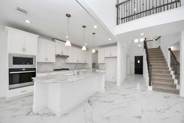 15607 Boulder Lake Ln, Conroe, TX 77302 - kitchen featuring marble finish floor, visible vents, a sink, gas cooktop, and oven