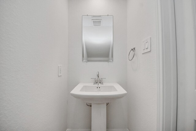 15607 Boulder Lake Ln, Conroe, TX 77302 - bathroom with a textured wall