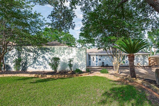 7730 Maple Tree Dr, Houston, TX 77088 - view of front of property featuring a front lawn