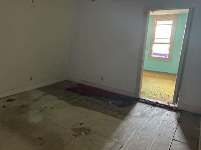 empty room featuring baseboards