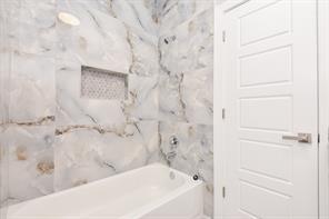 8926 Easthaven Blvd, Houston, TX 77075 - full bath with shower / tub combination