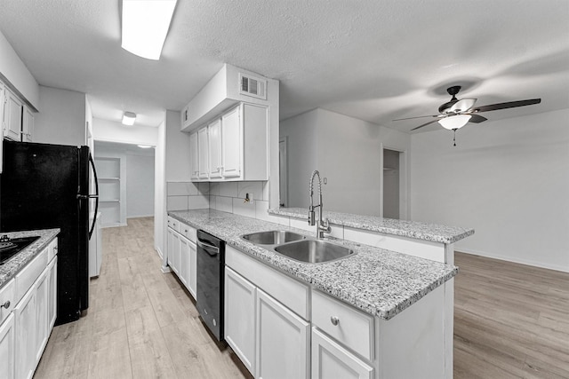 11887 Algonquin Dr, Houston, TX 77089 - kitchen featuring a sink, light wood finished floors, a peninsula, ceiling fan, and black appliances