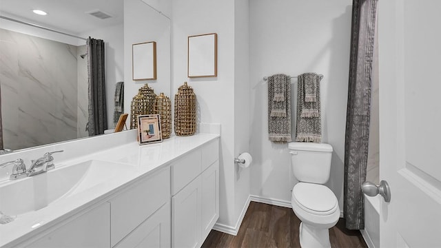 2707 Misty Elm Ln, Rosenberg, TX 77469 - full bath featuring wood finished floors, toilet, vanity, baseboards, and a shower with curtain