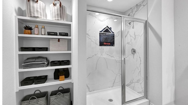 2707 Misty Elm Ln, Rosenberg, TX 77469 - bathroom featuring a marble finish shower and built in shelves