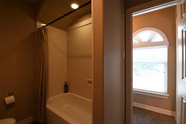 full bath featuring baseboards and shower / bath combo with shower curtain