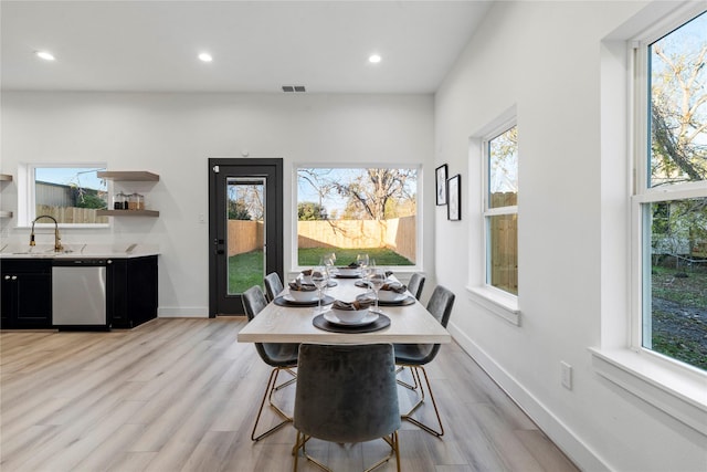 dining space featuring baseboards, visible vents, recessed lighting, and light wood-style floors