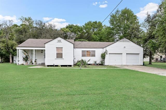 view of front of property with an attached garage, a porch, driveway, and a front yard