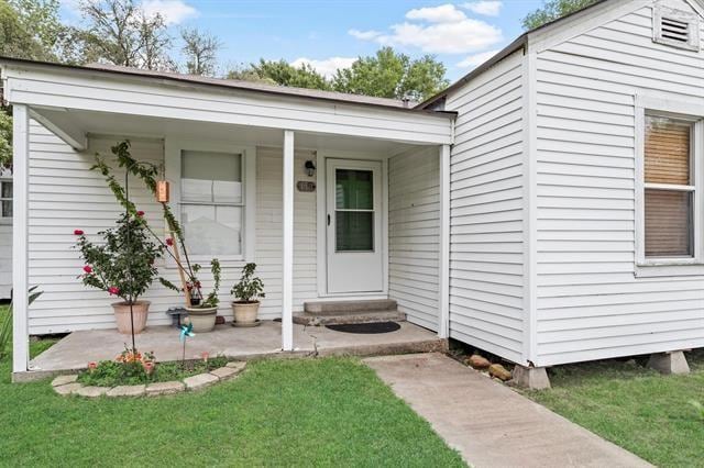 entrance to property with a yard